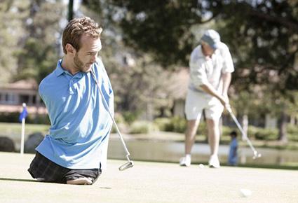 أشهر متحدّ للإعاقة في العالم يقضي شهر العسل مع زوجته الجديدة